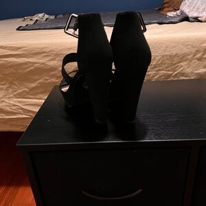 Very nice shoes weird ones size 8 1/2